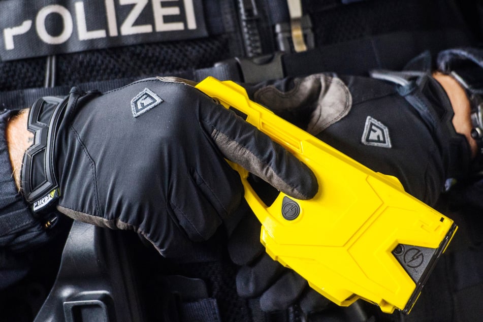 Weil der Angreifer (35) sein Messer nicht ablegen wollte, setzte die Düsseldorfer Polizei einen Taser ein. (Symbolbild)