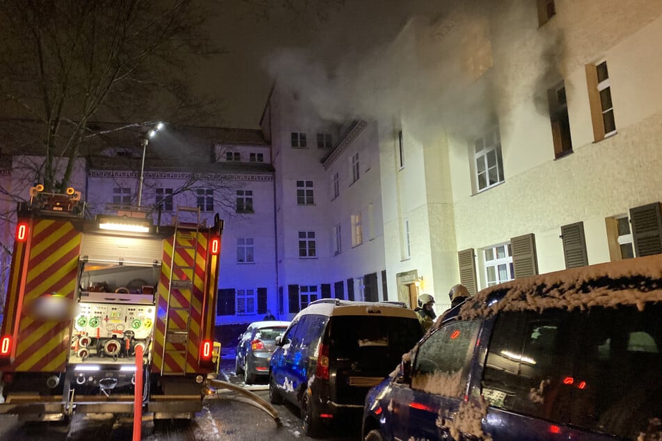Der Küchenbrand konnte durch die Feuerwehr schnell gelöscht werden. Im gesamten Gebäude hatte sich der Rauch verbreitet, da die Tür der Wohnung bei der Flucht offen gelassen wurde.
