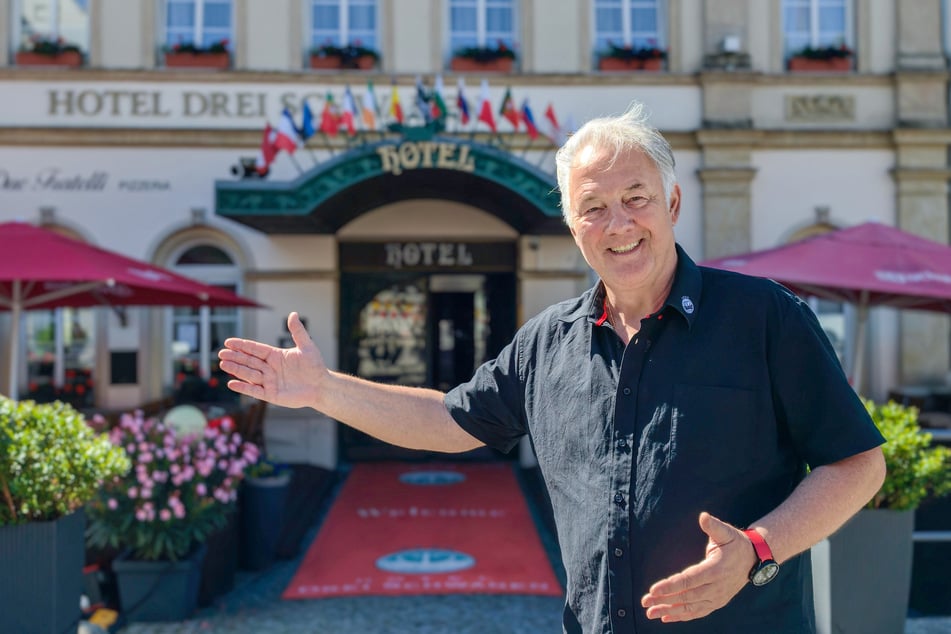 Hoteldirektor Bernd Frank (64) vom Hotel "Drei Schwanen" beherbergt wieder zahlreiche Gäste, darunter das gesamte Honda-Racing-Team.
