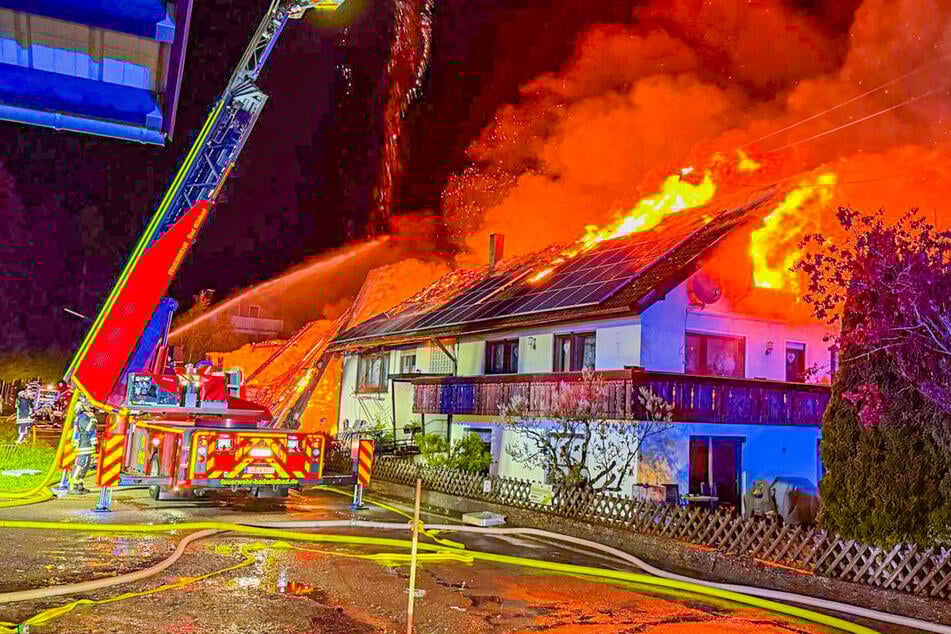 Blitzeinschlag mit Folgen: Pferdehof geht in Flammen auf!