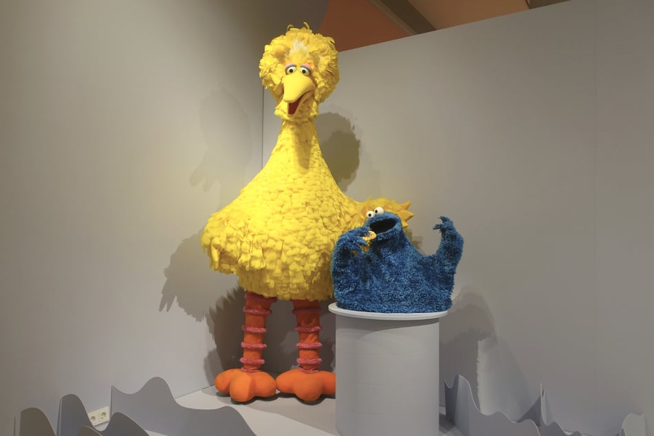 Die amerikanischen Sesamstraßen-Bewohner Bibo und Krümelmonster begrüßen die Besucher der Hamburger Ausstellung im Museum für Kunst und Gewerbe.