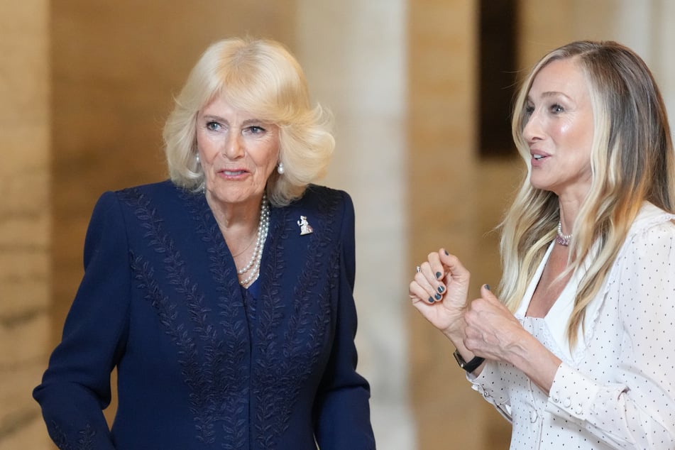 Königin Camilla (78, l.) und Schauspielerin Sarah Jessica Parker (61) haben sich bereits im November des vergangenen Jahres kennengelernt.