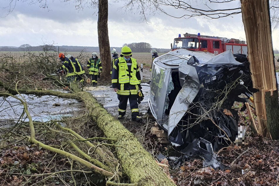 Tödlicher Unfall auf der Landstraße: Autofahrer (†68) hat keine Chance