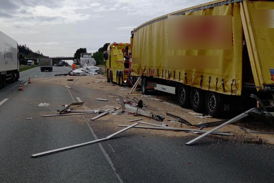 Unfall A72: Zwei Tonnen Holzpellets nach Unfall auf der A72 verstreut: Autobahn fünf Stunden dicht