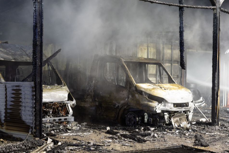 Ein Abschleppfahrzeug und ein Wohnmobil brannten vollständig aus.
