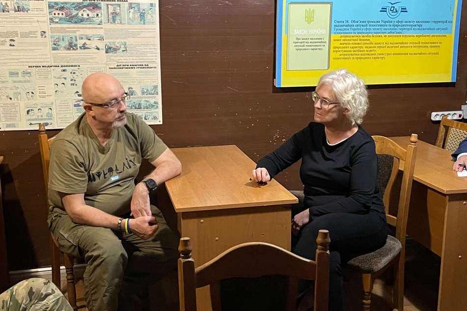 Christine Lambrecht (57, SPD) sitzt mit ihrem ukrainischen Amtskollegen Olexij Resnikow (56, l) bei Luftalarm in Odessa im Luftschutzbunker.