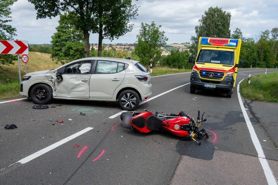 Die Straße musste nach dem schweren Motorradunfall gesperrt werden.