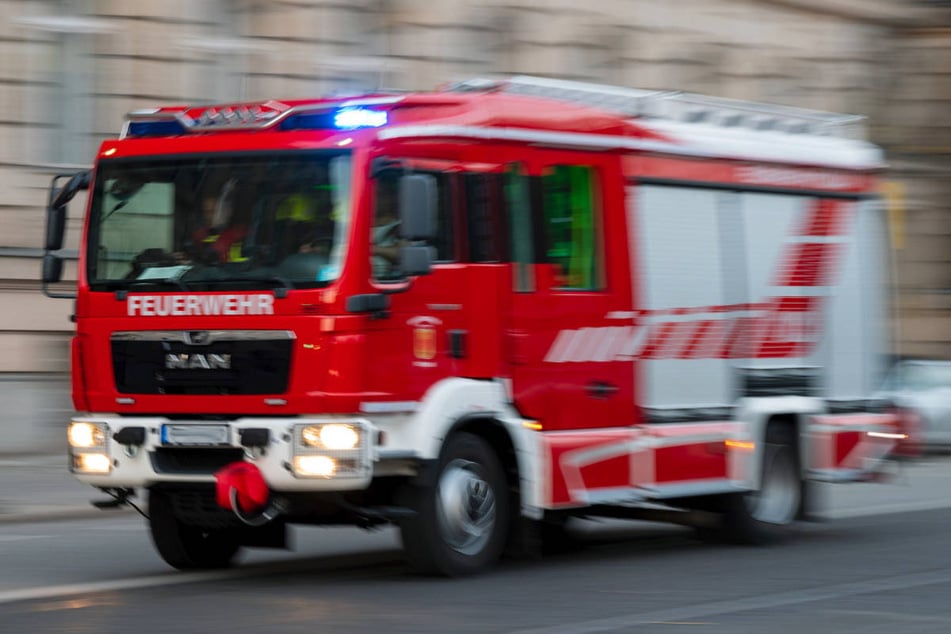 Die Feuerwehr ist mit etwa 50 Einsatzkräften zu dem Brand im Landkreis Elbe-Elster ausgerückt (Symbolfoto).