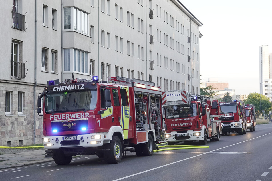 Feuerwehreinsatz auf der Zschopauer Straße in Chemnitz: Eine Küche stand am Sonntagmorgen in Vollbrand.