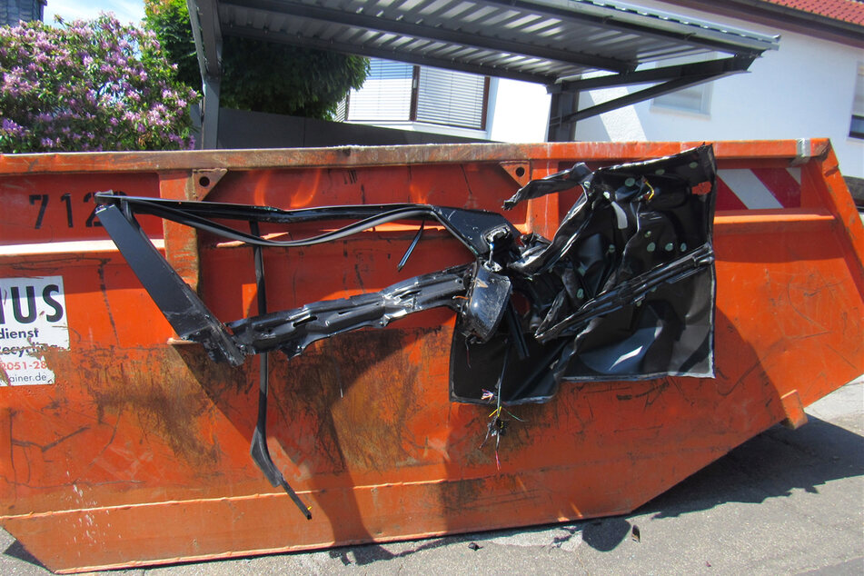 Der Kia hatte auf seiner Chaos-Fahrt einen Container touchiert, wobei die Beifahrertür des Wagens abgerissen wurde.