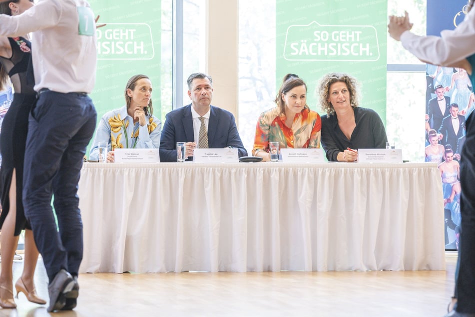 Kulturmanagerin Trixi Steiner (46, l.), Tanzlehrer Tassilo Lax (54), MP-Gattin Annett Hofmann (49) und Modeschöpferin Dorothea Michalk (43, r.) bewerteten die Debütanten-Anwärter. Nicht jeder überzeugte ...