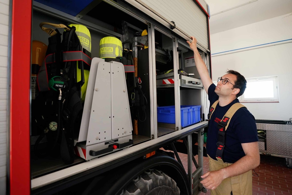 Felix Vorndran kontrolliert die Gerätschaften des Einsatzfahrzeugs in der Feuerwehrwache während seines Dünendienstes auf der Düne der Hochseeinsel Helgoland.