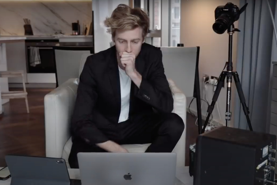 Josh Pieters während des Fake-Interviews.