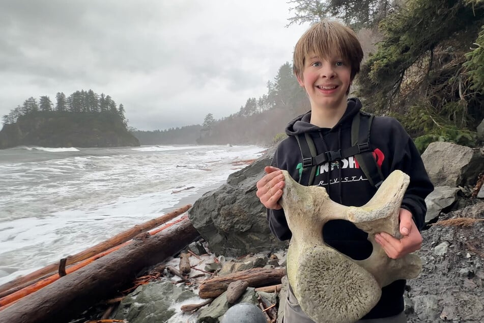 Auven (14) ist mächtig stolz auf seinen Fund, einen Walknochen.