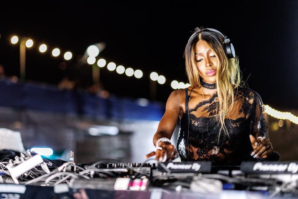 DJ-Pult statt Laufsteg: Topmodel Naomi Campbell (55) hat in München ihr Debüt als DJane gegeben.