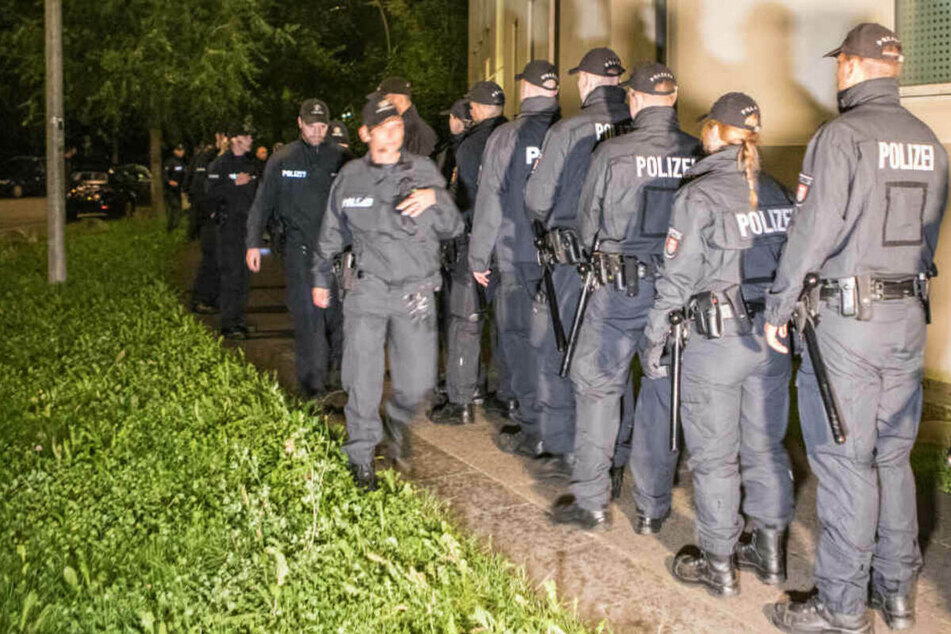 Ein Großaufgebot der Polizei rückte zur Fahndung nach den Tätern an.
