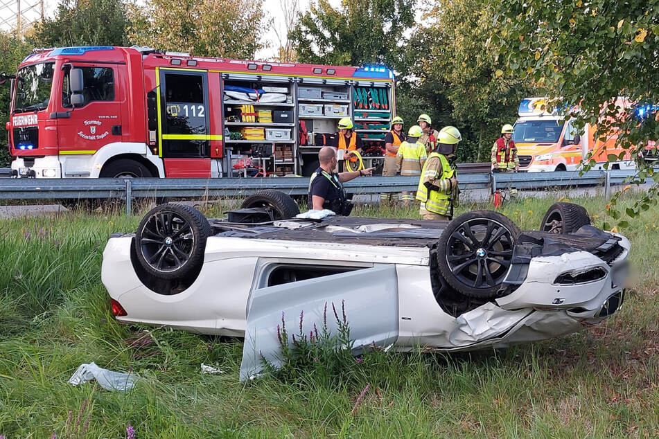 BMW überschlägt sich: Fahrer haut einfach ab und lässt verletztes Kind zurück
