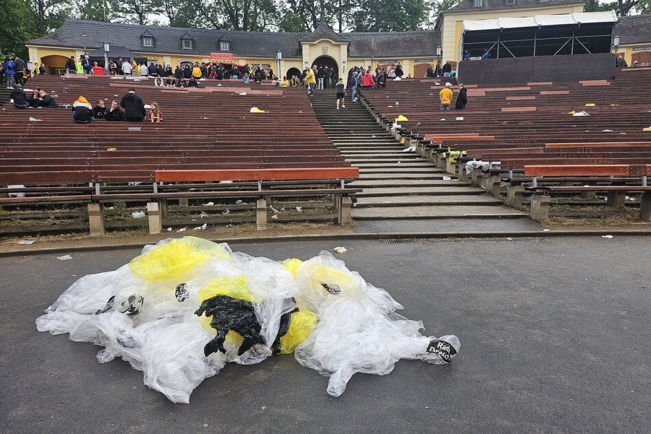 Große Ernüchterung mit Abpfiff: Die gebrauchten Regencapes blieben als Sinnbild zurück, während die enttäuschten Dynamo-Fans immer noch als Dirttligist den Heimweg antraten.