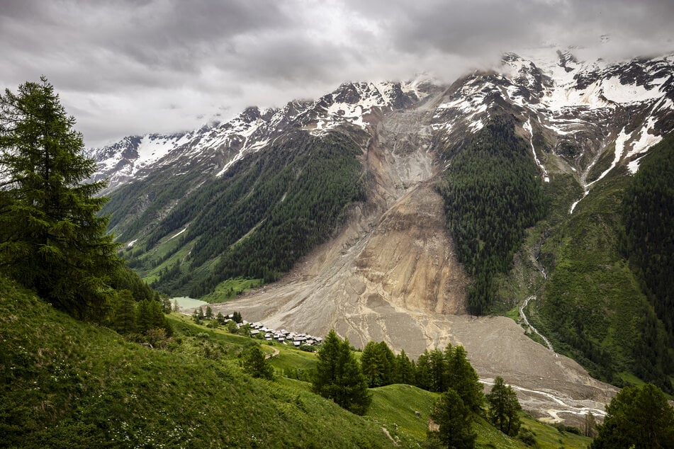 Mehr als fünf Millionen Kubikmeter Stein und Geröll rutschten am 28. Mai in das Lötschental.