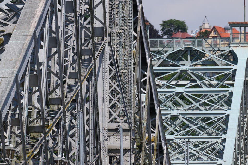 Durch das neue Gesetz soll die Sanierung von Straßen und Brücken - etwa bei Dresdens Blauem Wunder - beschleunigt werden.