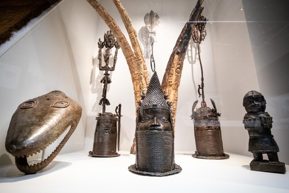 Auch das Linden-Museum in Stuttgart ist am Rückführungsfahrplan beteiligt. Hier im Bild zu sehen: Verschiedene, dort ausgestellte Skulpturen aus Nigeria. Das Linden-Museum hat mehr als 60 Benin-Bronzen in seiner Sammlung.