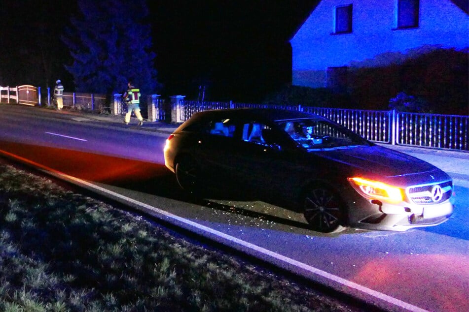 Schwerer Crash bei Dunkelheit: Mercedes erfasst betrunkenen Fußgänger