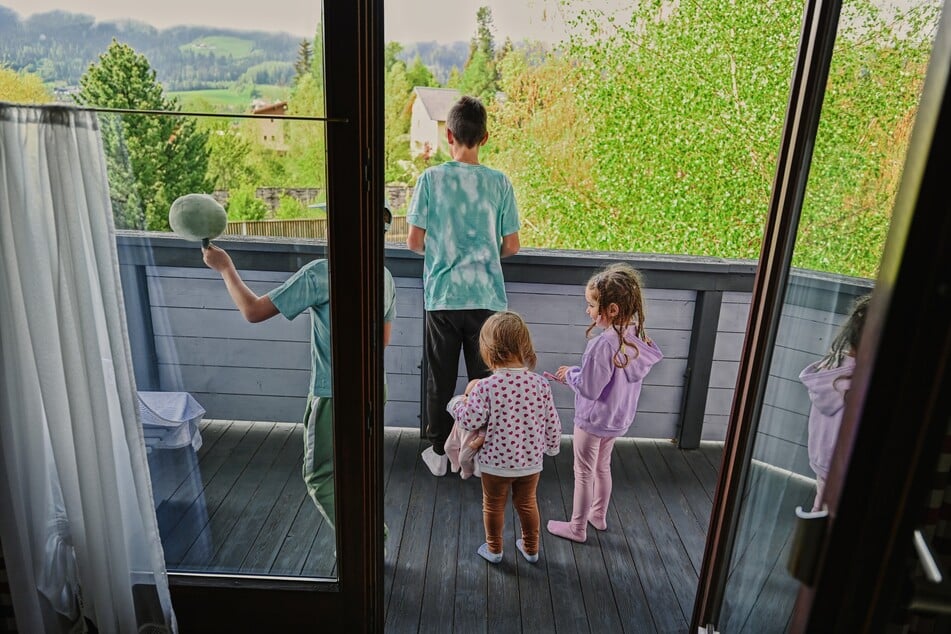 Ein Balkon birgt einige Gefahren für kleine Kinder. Daher sollte man seinen Balkon kindersicher machen.