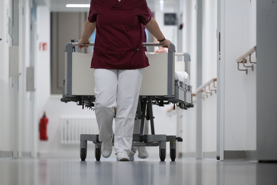 Feuer im Krankenhaus: Mehrere Patienten müssen nach Zimmerbrand verlegt werden