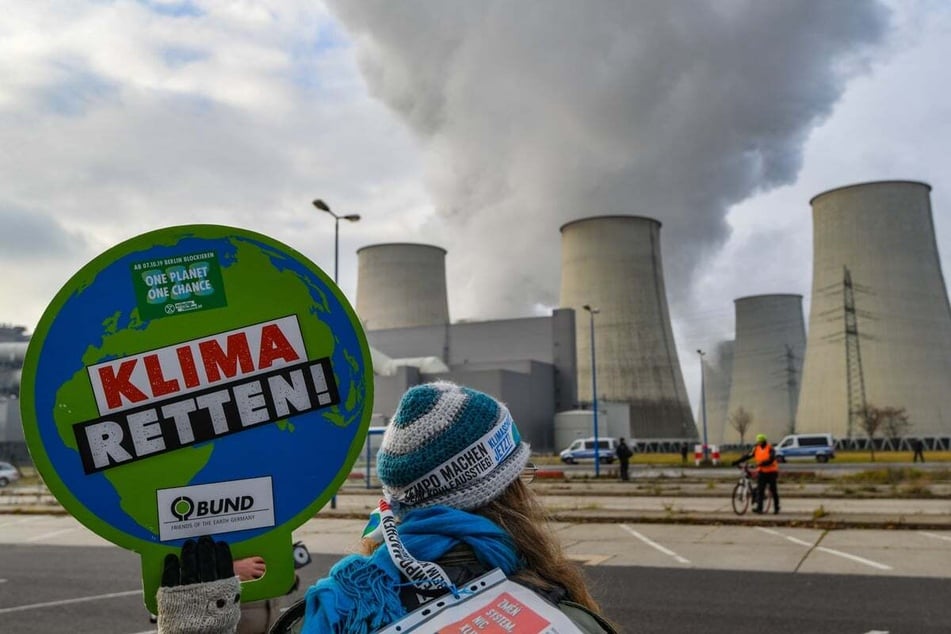 Eine Umweltschutzaktivistin demonstriert vor dem Braunkohlekraftwerk Jänschwalde.