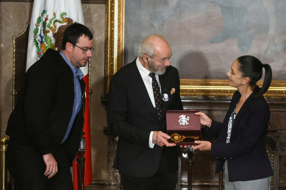Wikileaks founder Julian Assange's father John Shipton (c.) and his brother Gabriel Shipton (l.) receive the keys to Mexico City from Mayor Claudia Sheinbaum.