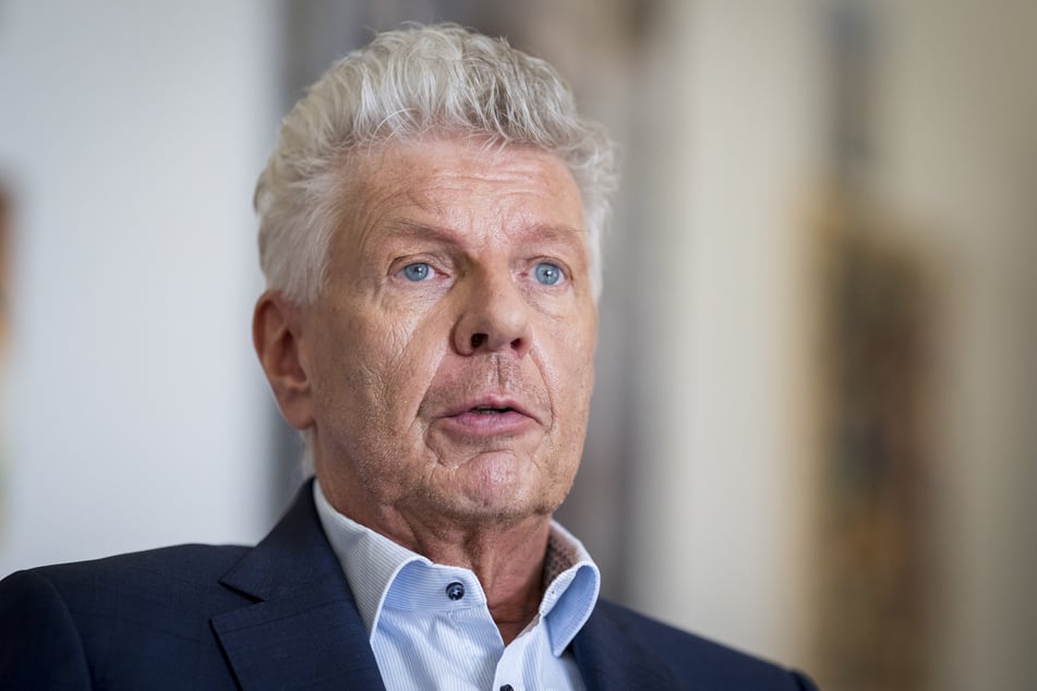 Der Münchner Oberbürgermeister Dieter Reiter (67, SPD) will sich dafür einsetzen, dass die Eisbachwelle schnellstmöglich wieder freigegeben wird.