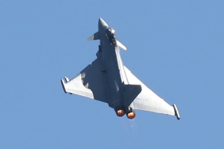 Ein Eurofighter-Kampfjet sorgte am Freitag bei vielen Magdeburgern für Begeisterung und Frust.