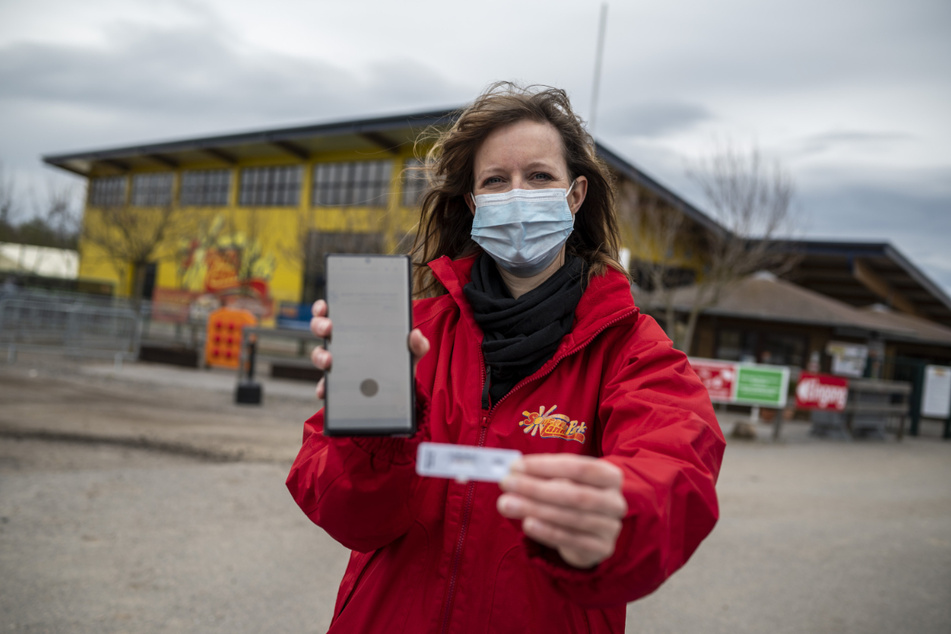 Freizeitpark-Sprecherin Anita Müller (39) mit einem negativen Corona-Schnelltest, wie sie ihn Besucher am Samstag vorzeigen müssen.