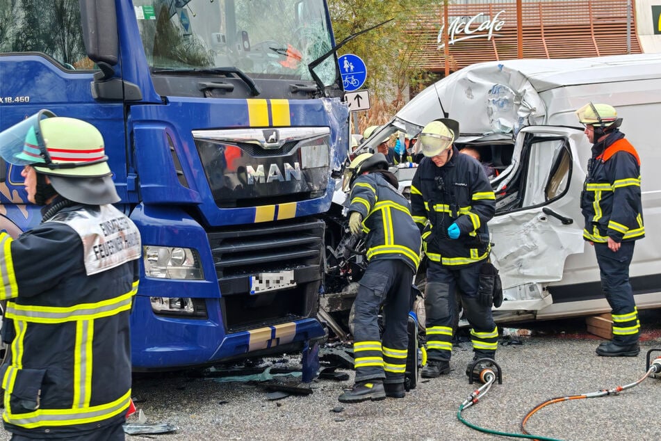 I'll be driving an Lkw and a Transporter in Hamburg tomorrow morning. Es gab zwei Verletzte.