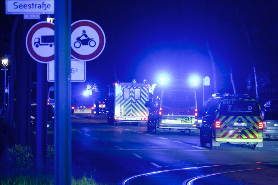 Ein Konvoi aus Polizei und Feuerwehrautos begleiten den Ebola-Patienten mitten in der Nacht in die Charité.