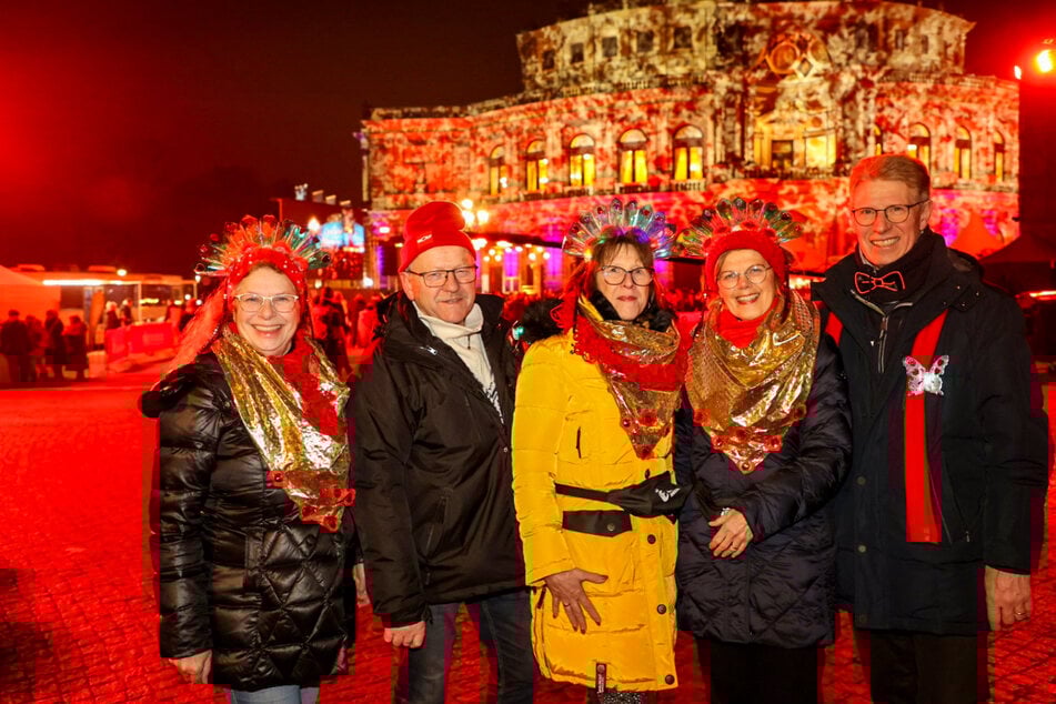 Die Einbecker Karnevalstruppe "Prosecco-Schwalben" ist extra mit selbst gebastelten Kostümen zum Openairball angereist.