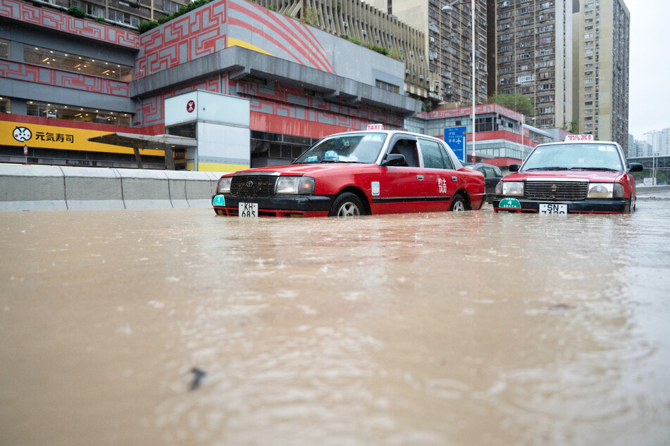 Auf den Straßen Hongkongs mussten sich die Autos durch extreme Wassermassen kämpfen, sofern das noch möglich war.