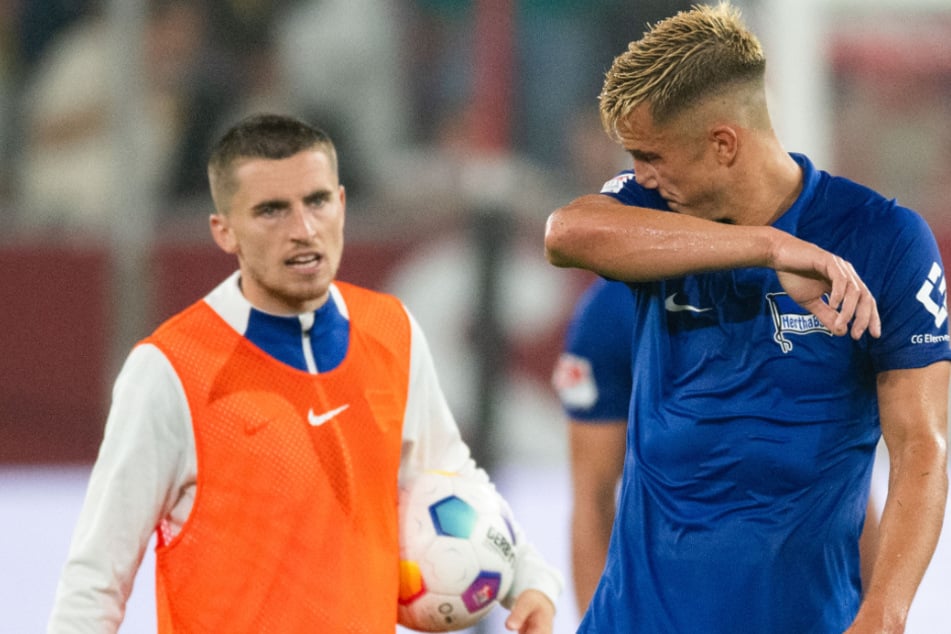 Marc Oliver Kempf (28, r.) und Jonjoe Kenny (26, l.) könnten Hertha noch in Richtung Augsburg verlassen.