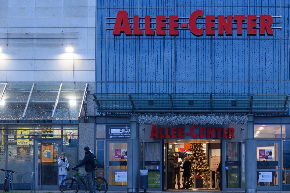 Attacke vor Allee-Center: Jugendliche überfallen Männer mit Messern