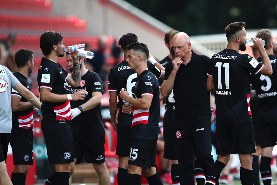 Fortuna Düsseldorfs Trainer Uwe Rösler gibt seinen Spielern in der Wasserpause von der Seitenlinie aus Anweisungen.