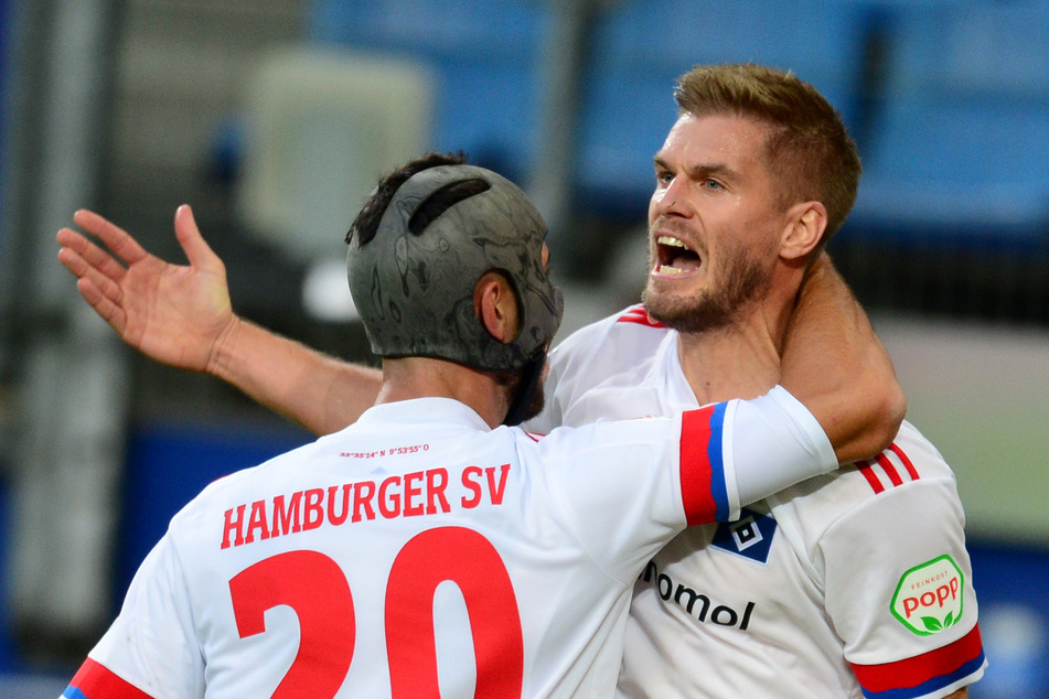 Hamburgs Simon Terodde (r.) und Hamburgs Klaus Gjasula jubeln nach Teroddes Elfmeter-Tor zum 1:0.