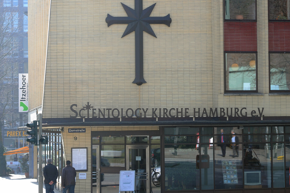 Passanten gehen in Hamburg an der Zentrale der Scientology Kirche Hamburg vorbei.