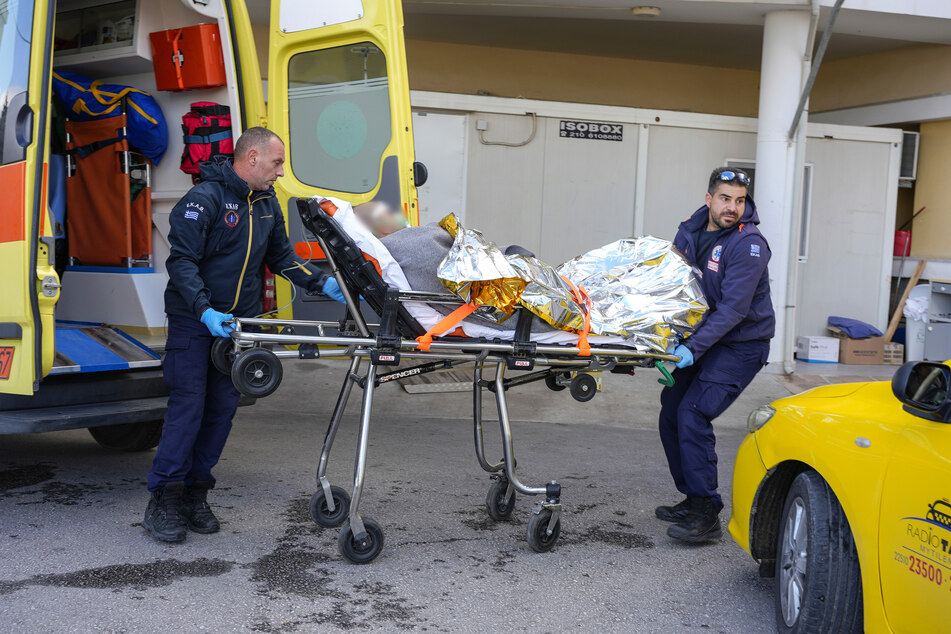 Sanitäter verlegen den Überlebenden des Schiffsunglücks in ein Krankenhaus auf der nordöstlichen Ägäisinsel Lesbos.