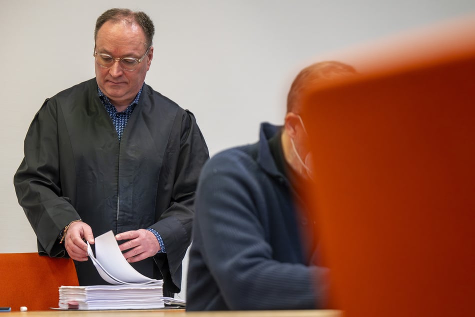 Der verurteilte Priester wurde von Anwalt Thomas Novak (l.) vor Gericht vertreten.