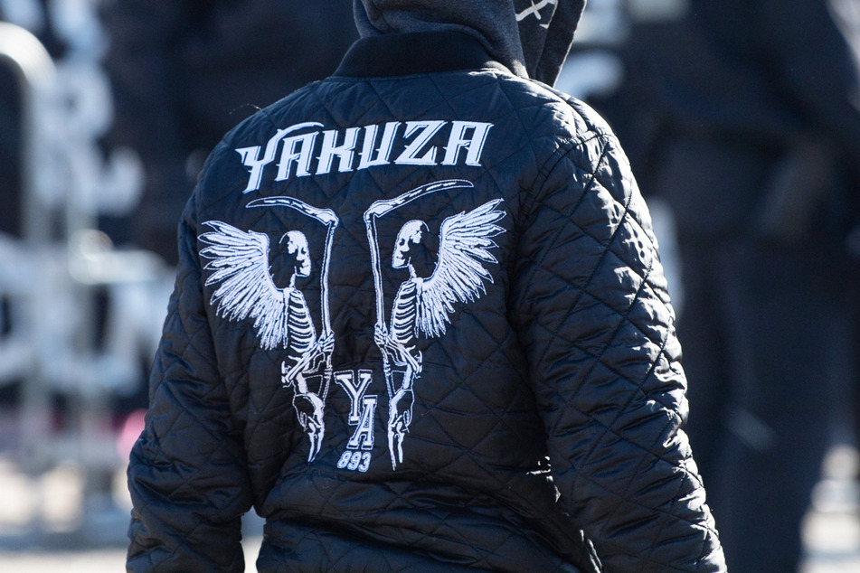 Ein Teilnehmer einer Kundgebung von Neonazis trägt eine Jacke der Mode-Marke "Yakuza". Bei Durchsuchungen wurden zahlreiche Waffen sichergestellt. (Symbolbild)