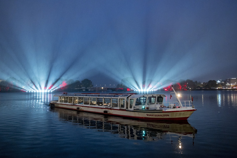 Die Veranstaltungsbranche macht mit der Demonstration "Alster in Flammen - #AlarmstufeRot" auf ihre gefährdete wirtschaftliche Lage durch Infektionsschutzmaßnahmen aufmerksam.