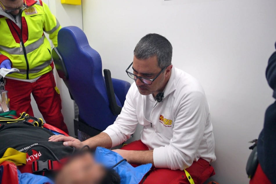 Notfallsanitäter Chris Grüne (r.) kümmert sich um den Patienten.