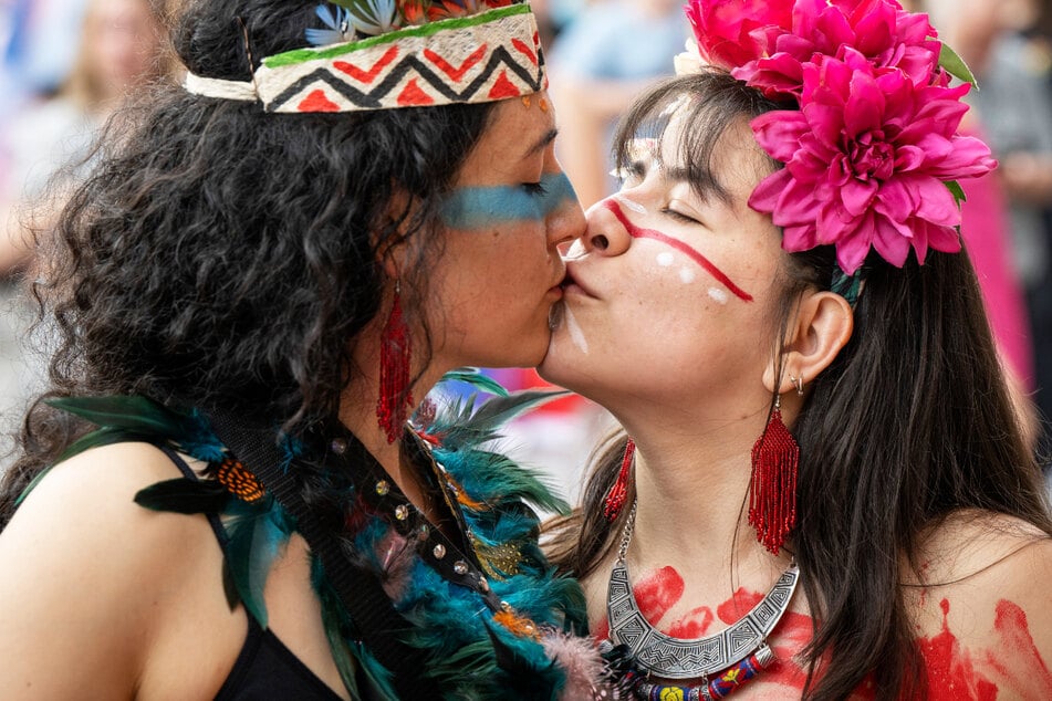 Zwei Frauen küssen sich auf dem CSD in Frankfurt am Main: Wer bisexuell ist, fühlt sich in der Regel zu Männern und Frauen hingezogen.