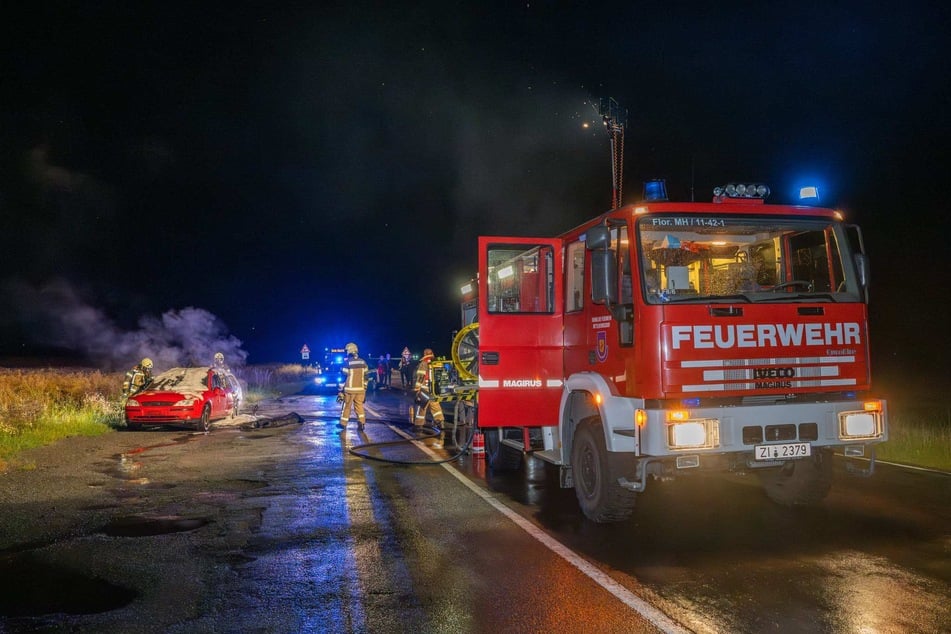 Die Feuerwehr verhinderte, dass der Brand auf das angrenzende Feld übergriff.