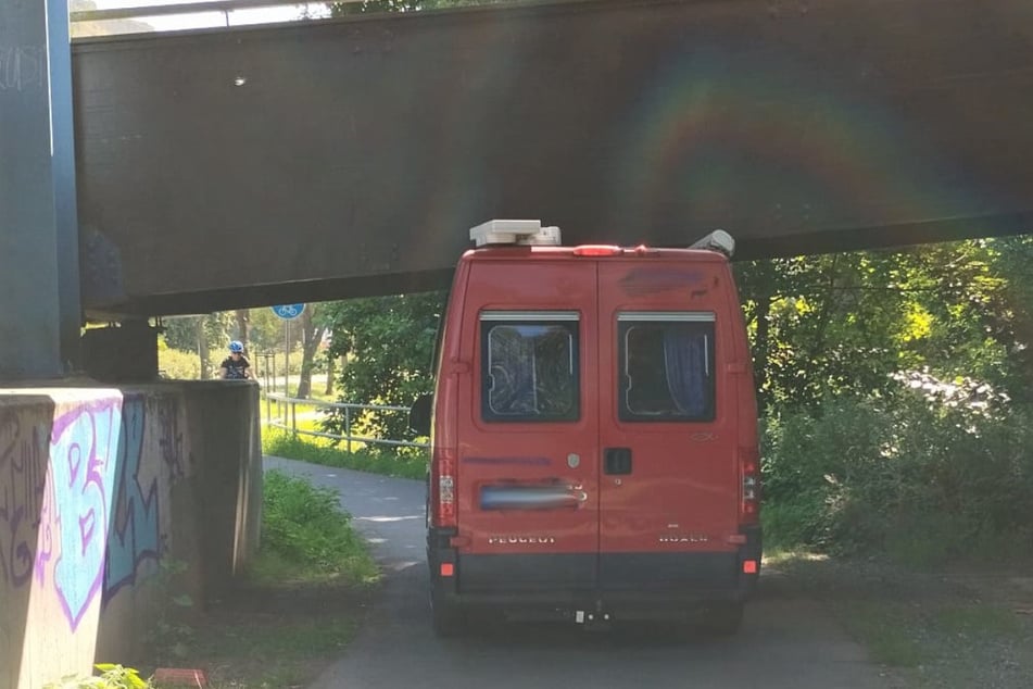 Das Wohnmobil passte nicht unter der Brücke hindurch.